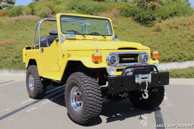 Toyota-fj-40-2-door-open-top-dodge-magnum-hemi-1978-yellow-10