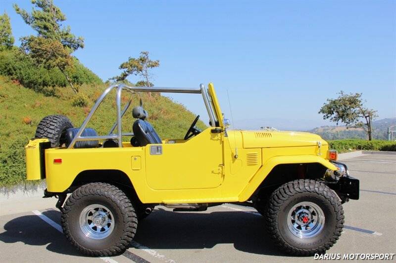 Toyota-fj-40-2-door-open-top-dodge-magnum-hemi-1978-yellow-12