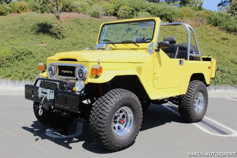 Toyota-fj-40-2-door-open-top-dodge-magnum-hemi-1978-yellow-23