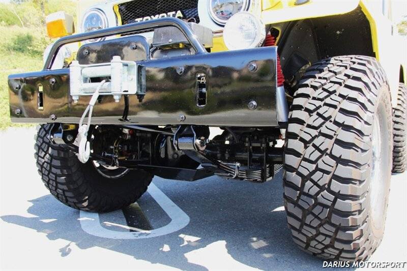 Toyota-fj-40-2-door-open-top-dodge-magnum-hemi-1978-yellow-4