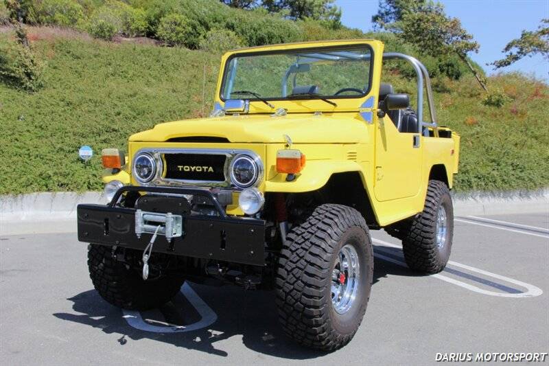 Toyota-fj-40-2-door-open-top-dodge-magnum-hemi-1978-yellow-7