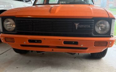 Toyota-hilux-1979-orange-1