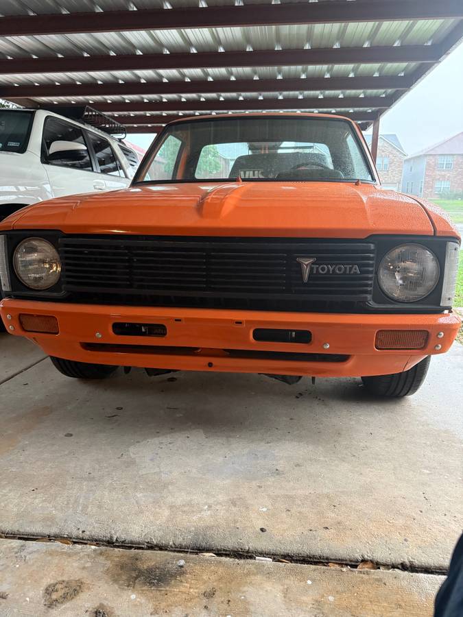 Toyota-hilux-1979-orange-1