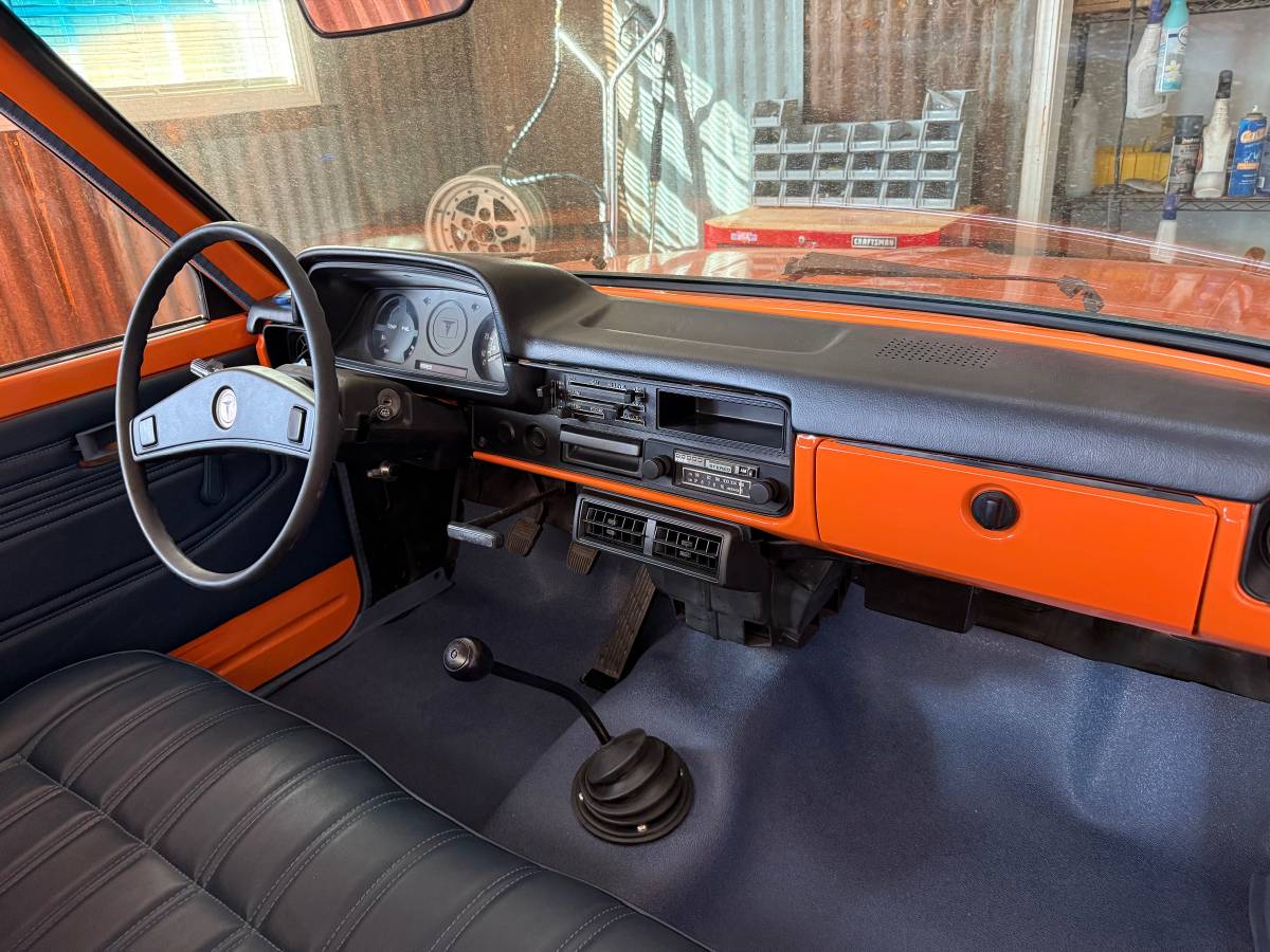 Toyota-hilux-1979-orange-3