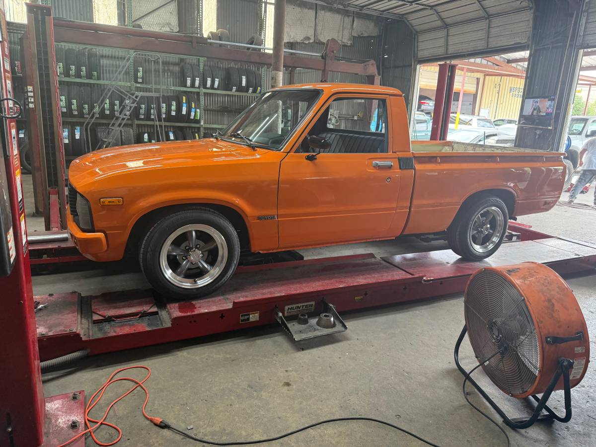 Toyota-hilux-1979-orange-6
