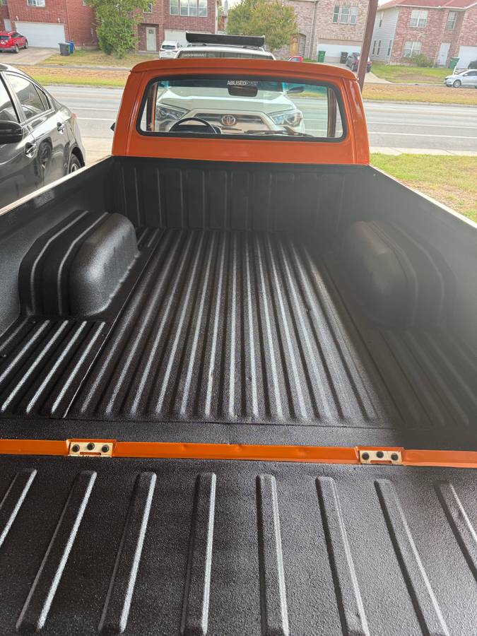 Toyota-hilux-1979-orange-7