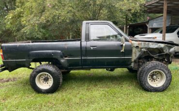 Toyota-hilux-1987-black-1
