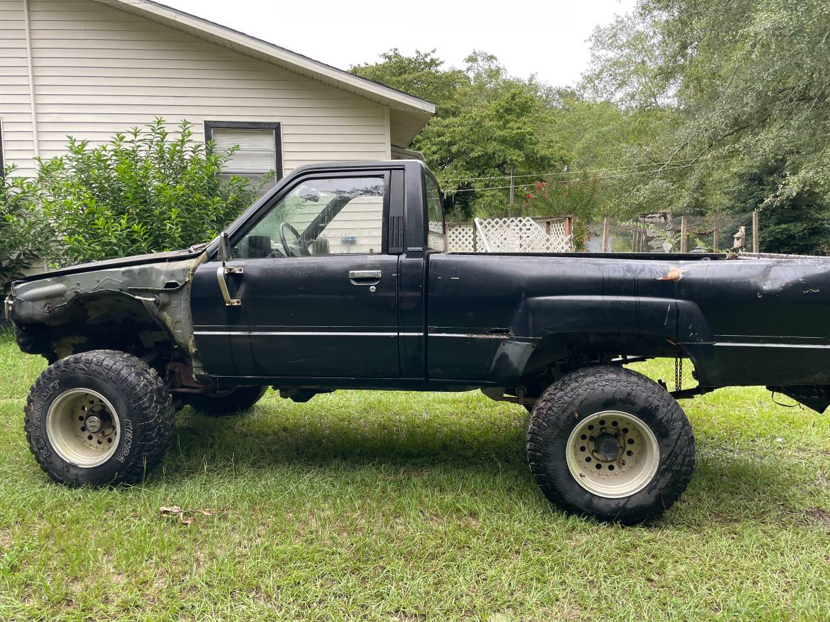Toyota-hilux-1987-black-2