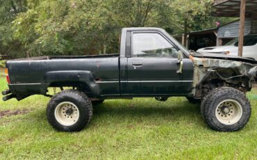 Toyota-hilux-1987-black