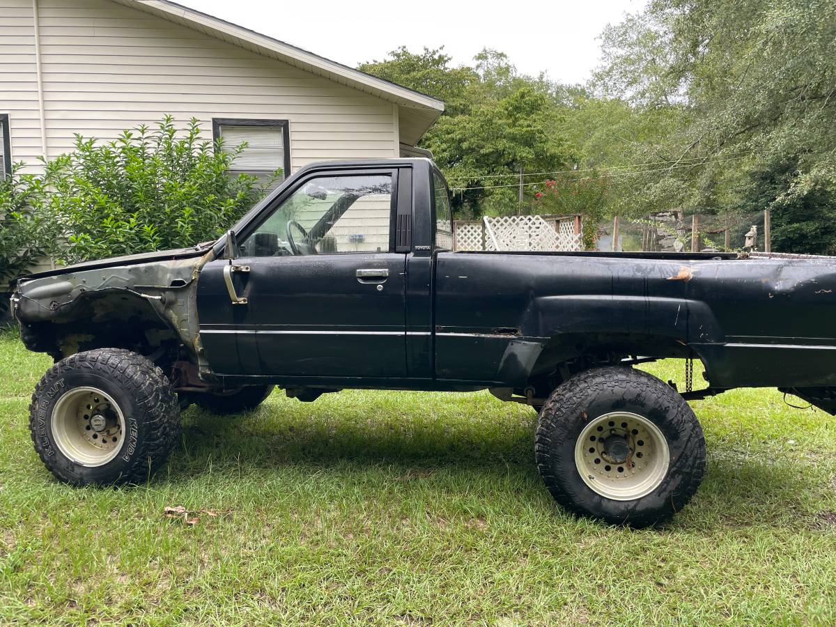 Toyota-hilux-1987-black-7