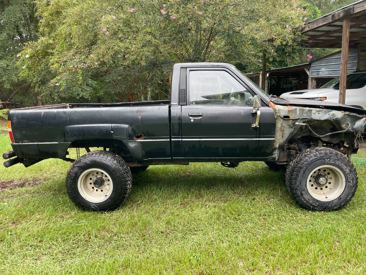 Toyota-hilux-1987-black