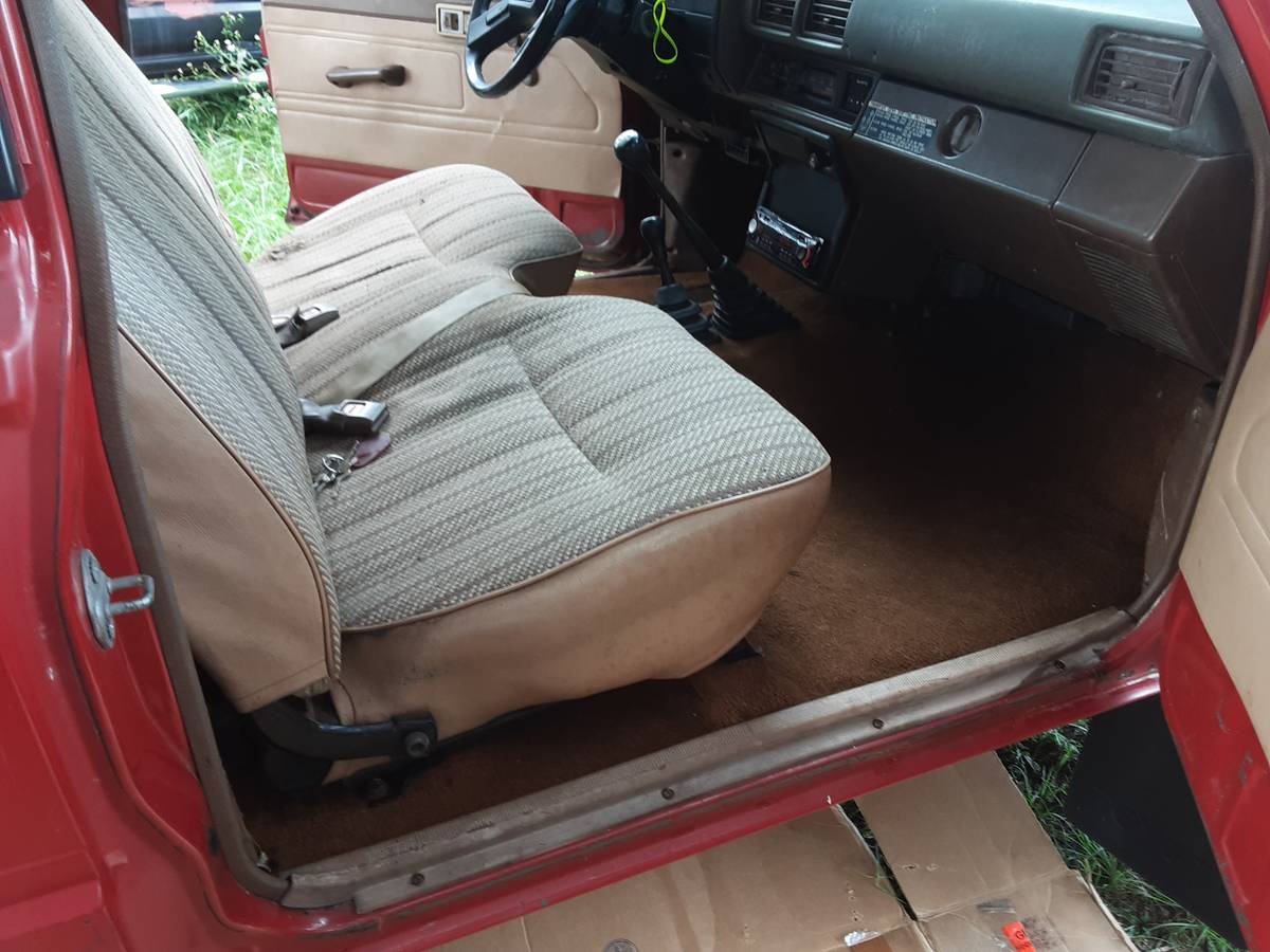 Toyota-hilux-4x4-diesel-1984-red-17