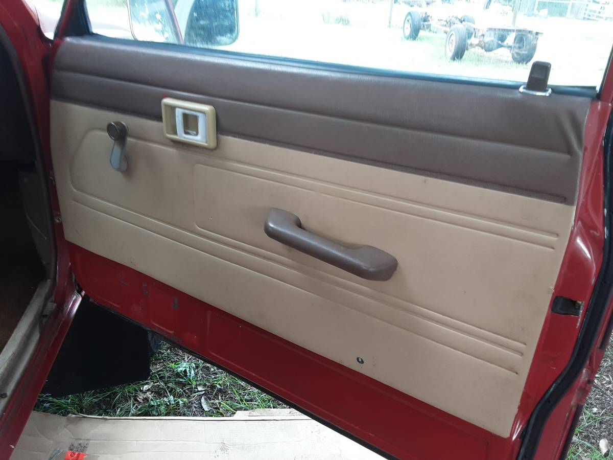 Toyota-hilux-4x4-diesel-1984-red-18
