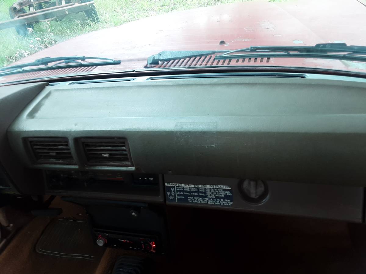 Toyota-hilux-4x4-diesel-1984-red-19
