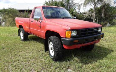 Toyota-hilux-4x4-diesel-1984-red