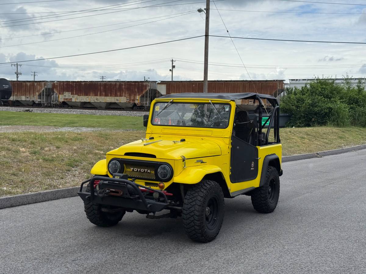 Toyota-land-cruiser-1964-yellow-17