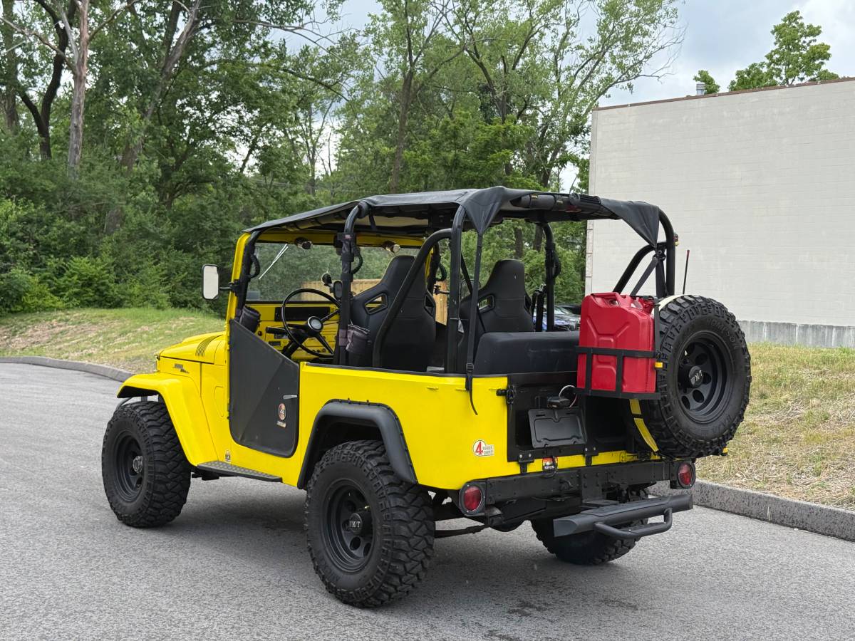 Toyota-land-cruiser-1964-yellow-4
