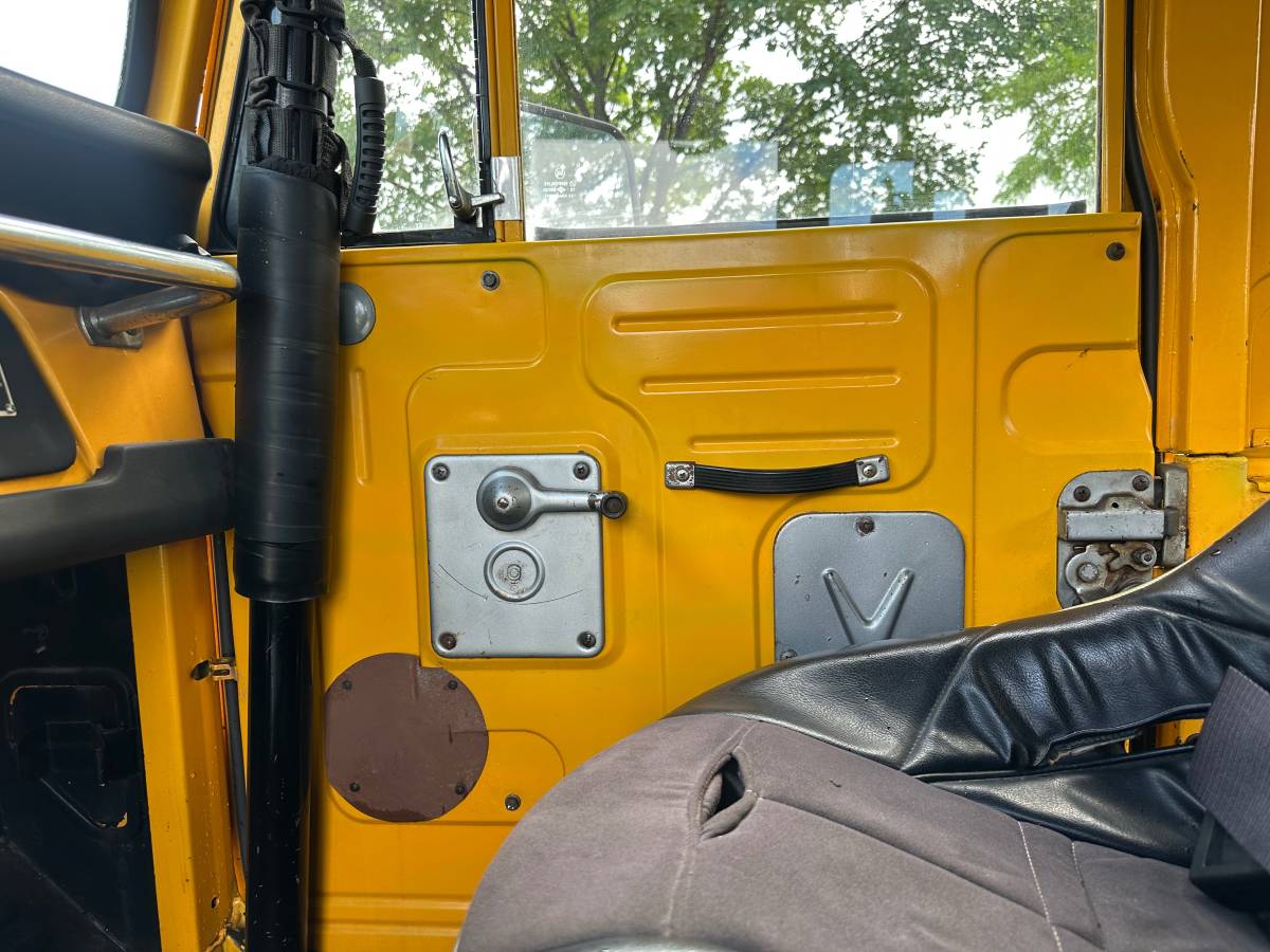 Toyota-land-cruiser-fj-40.-1972-yellow-19