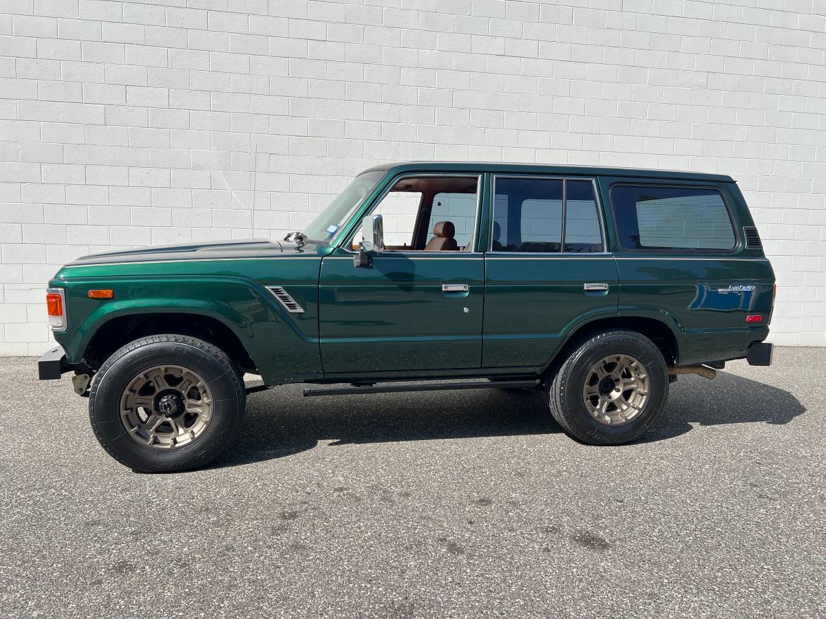 Toyota-landcruiser-fj60-1982-green-10