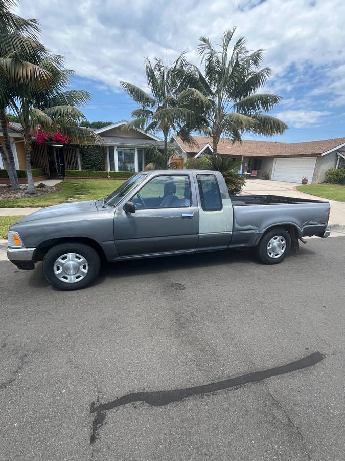 Toyota-pick-up-1990-grey