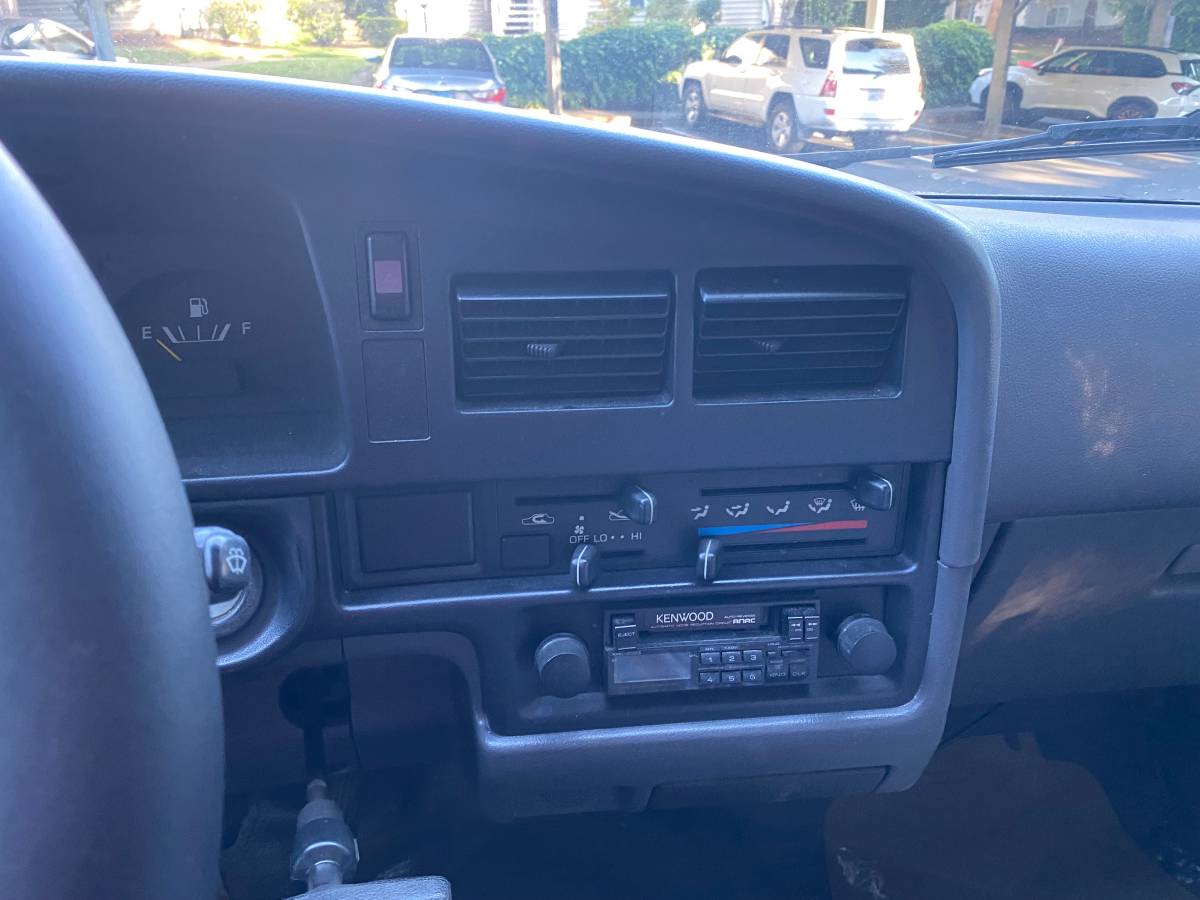 Toyota-pick-up-1990-white-10
