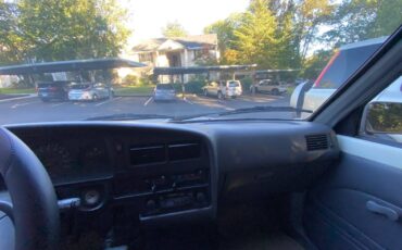 Toyota-pick-up-1990-white-11