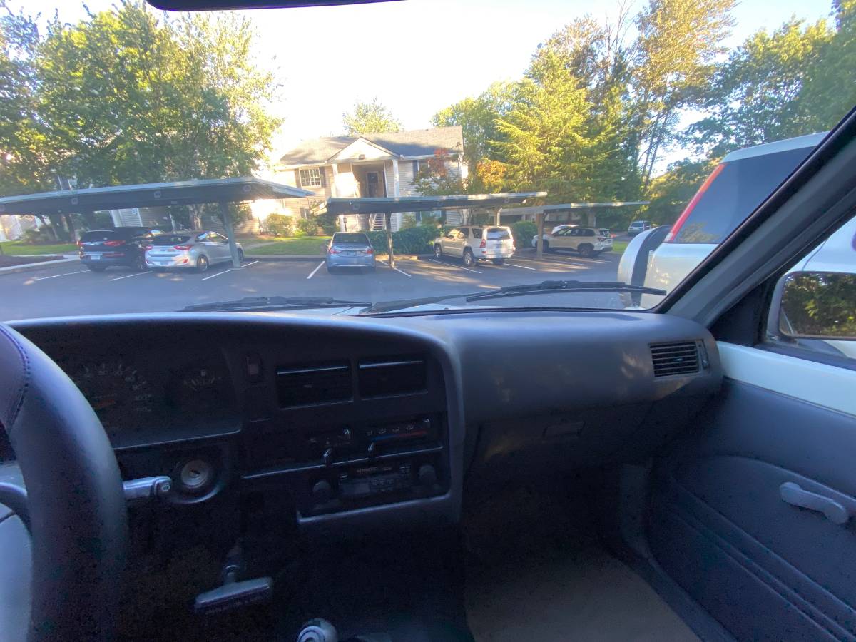 Toyota-pick-up-1990-white-11