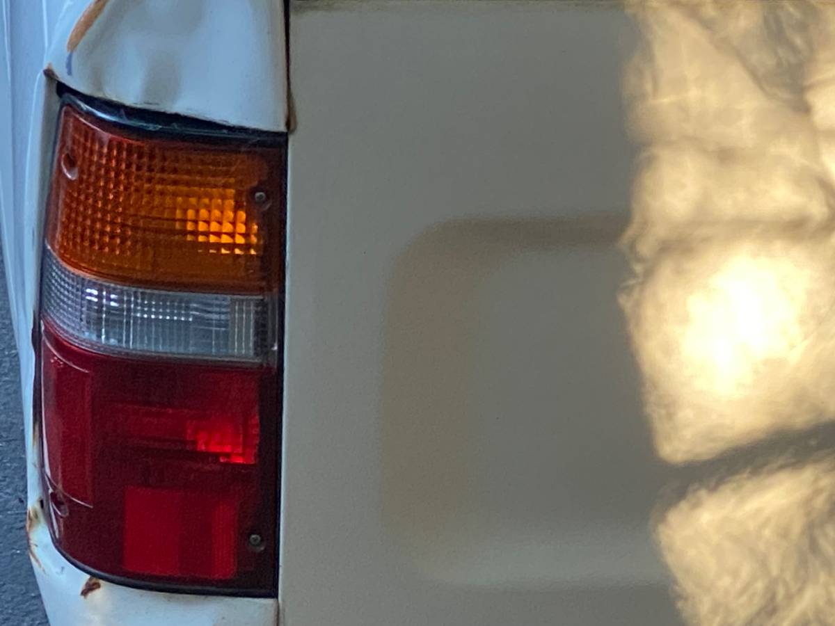 Toyota-pick-up-1990-white-15