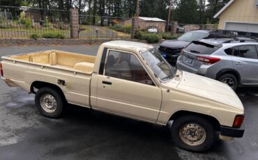 Toyota-pickup-1984-yellow-1