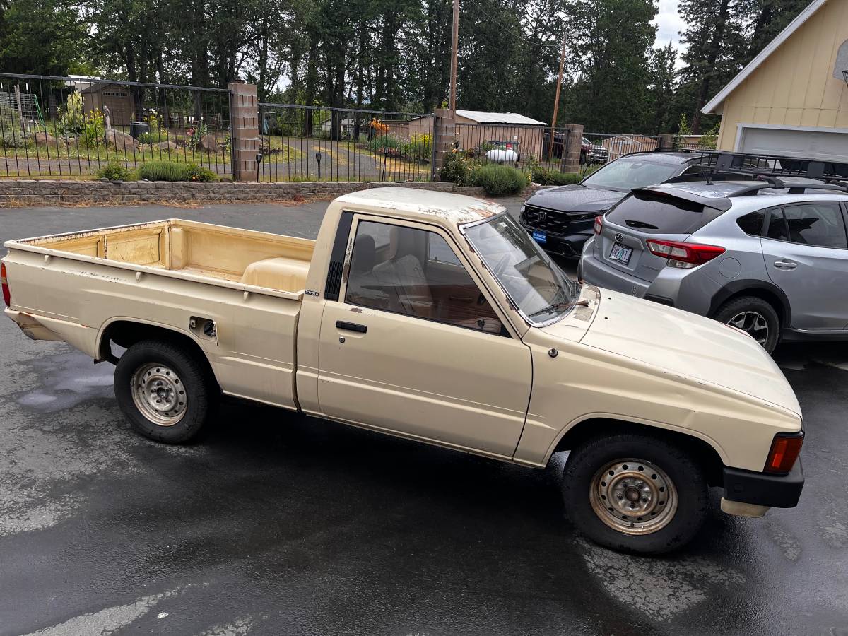 Toyota-pickup-1984-yellow-1