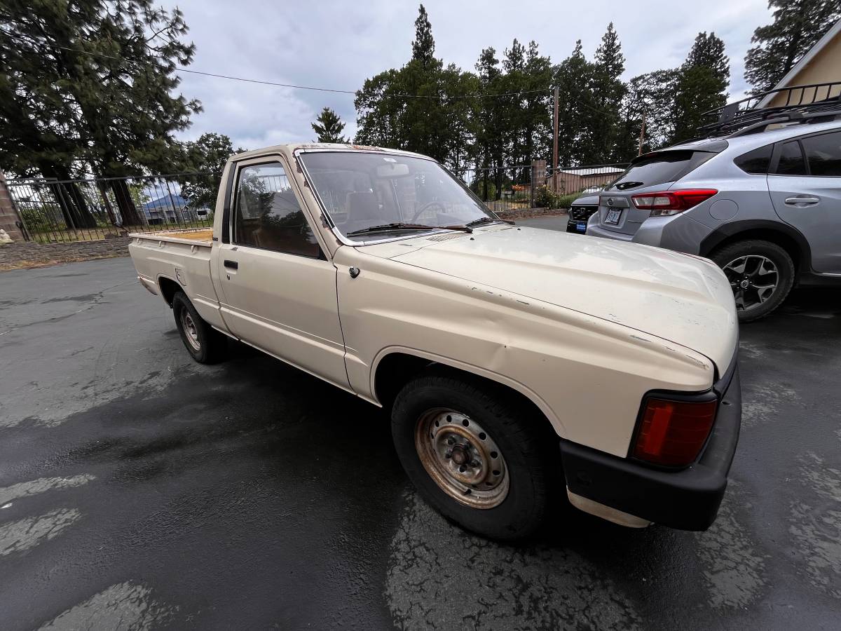 Toyota-pickup-1984-yellow-4