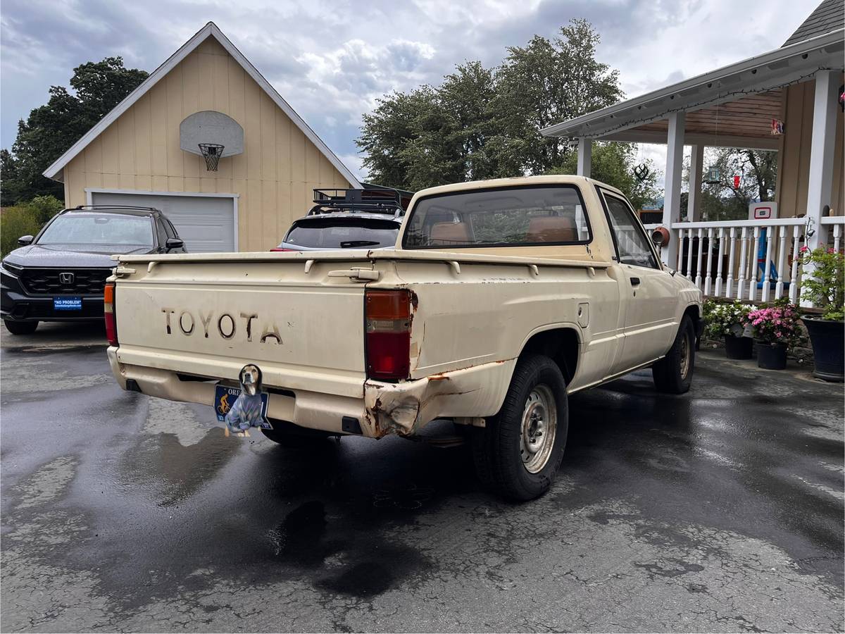 Toyota-pickup-1984-yellow-6