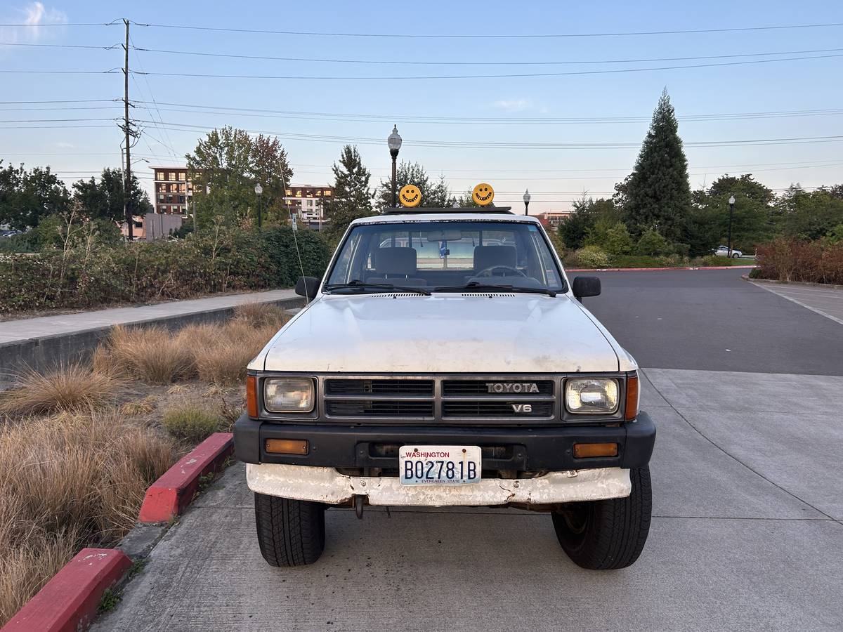 Toyota-pickup-1988-white-1