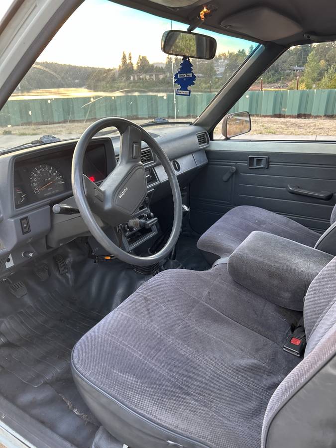 Toyota-pickup-1988-white-10