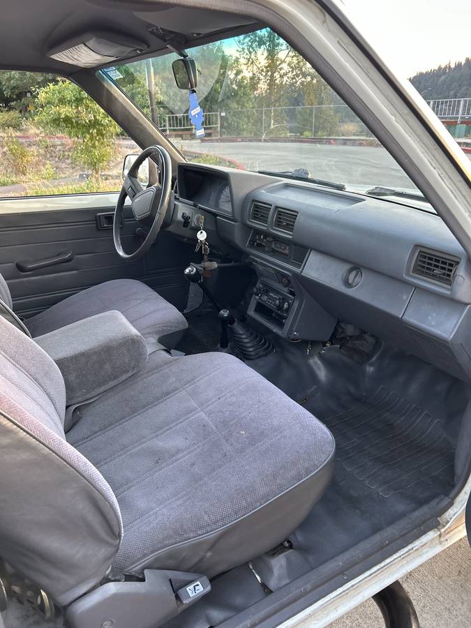 Toyota-pickup-1988-white-11