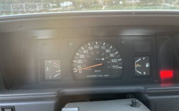 Toyota-pickup-1988-white-12