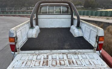 Toyota-pickup-1988-white-13