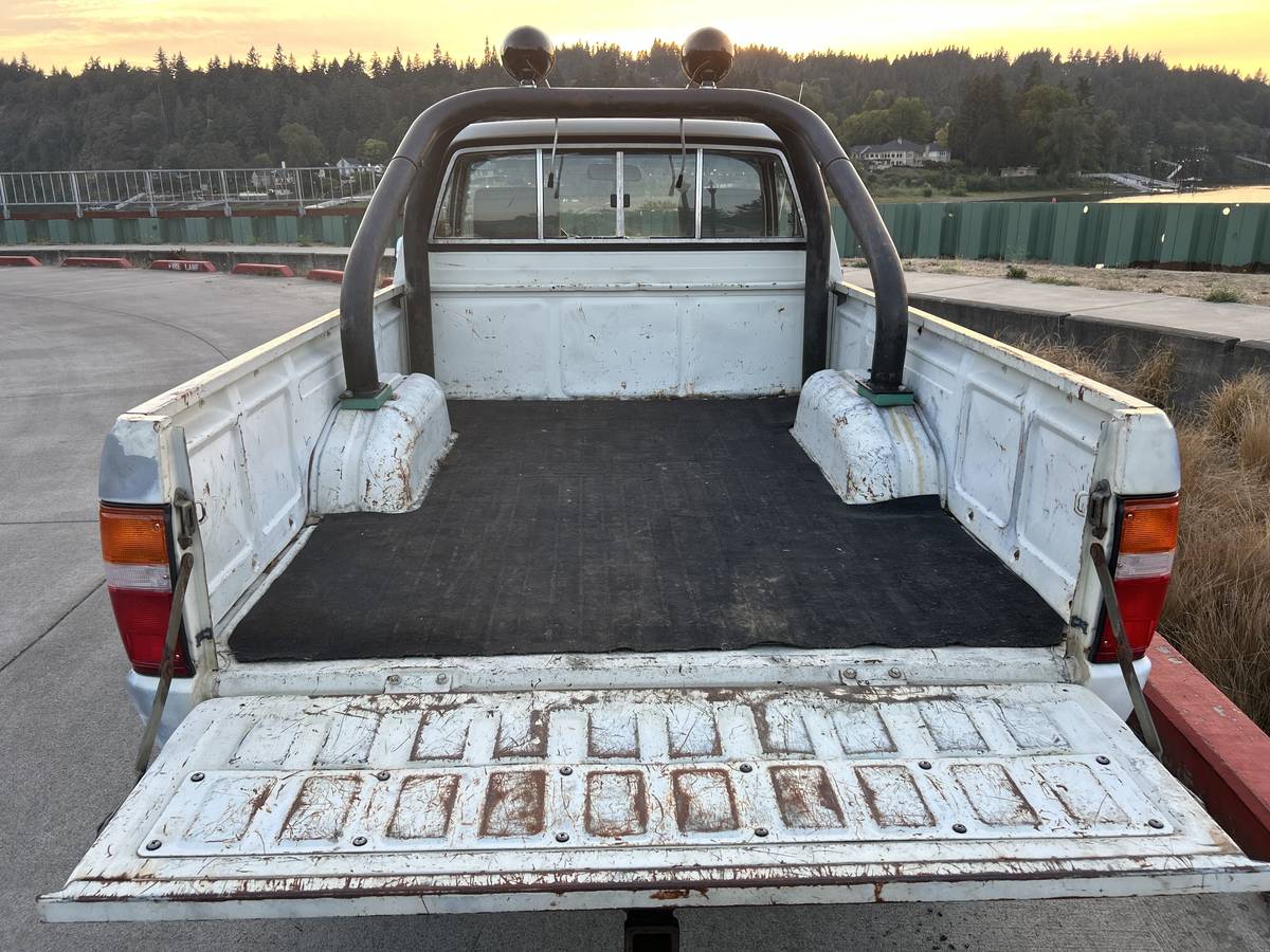 Toyota-pickup-1988-white-13