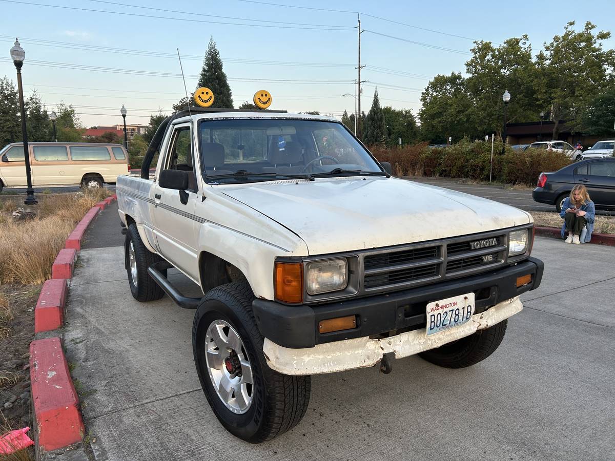 Toyota-pickup-1988-white-2