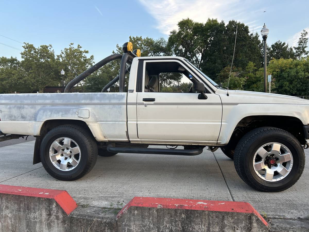 Toyota-pickup-1988-white-3