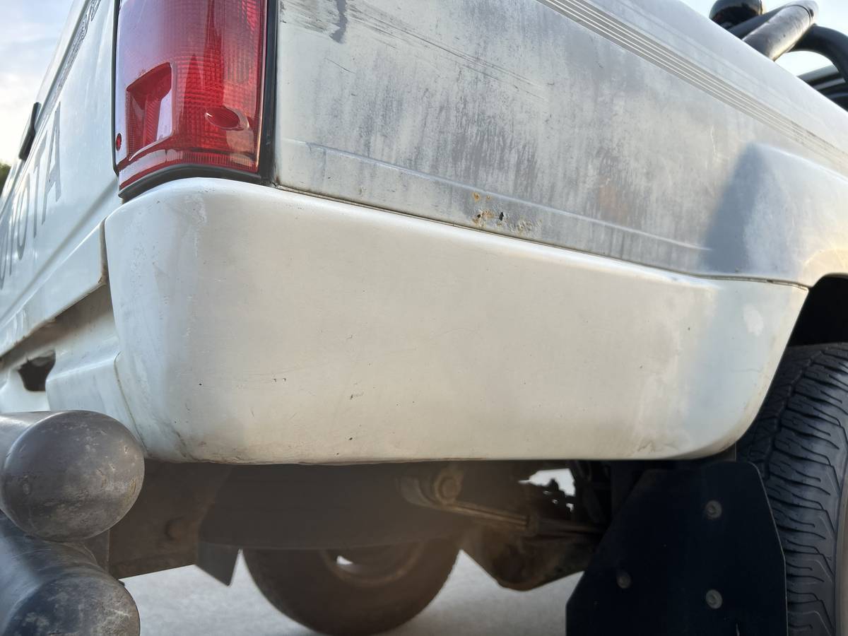 Toyota-pickup-1988-white-5
