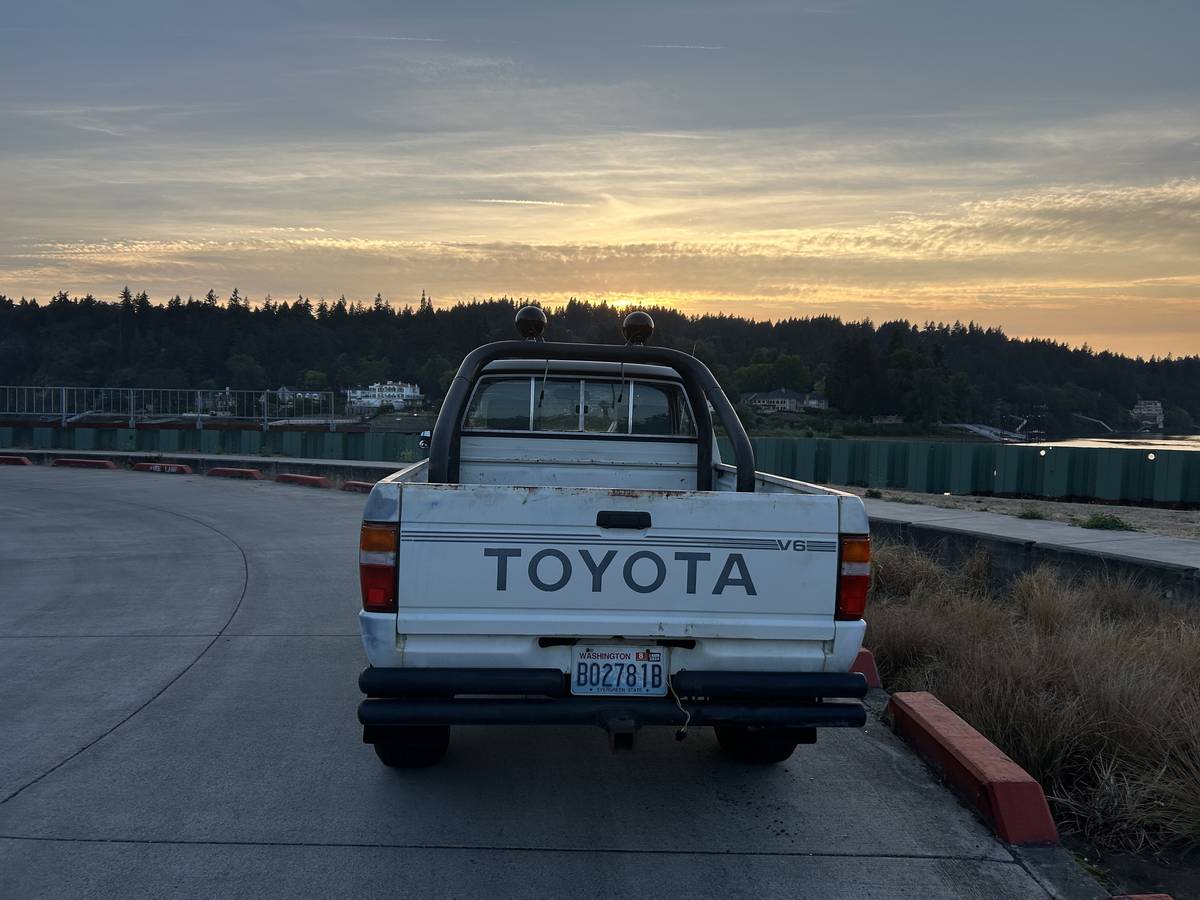 Toyota-pickup-1988-white-6