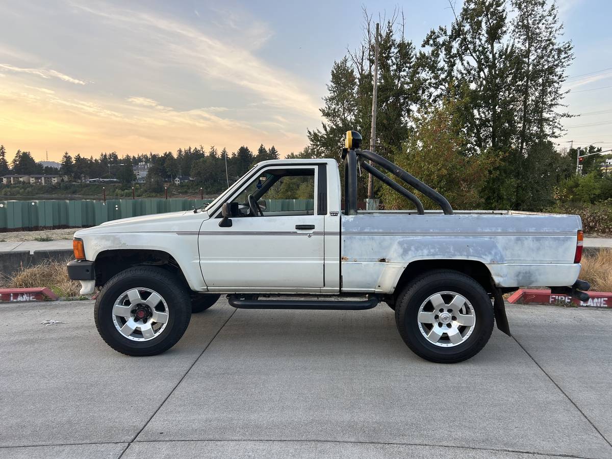 Toyota-pickup-1988-white-8