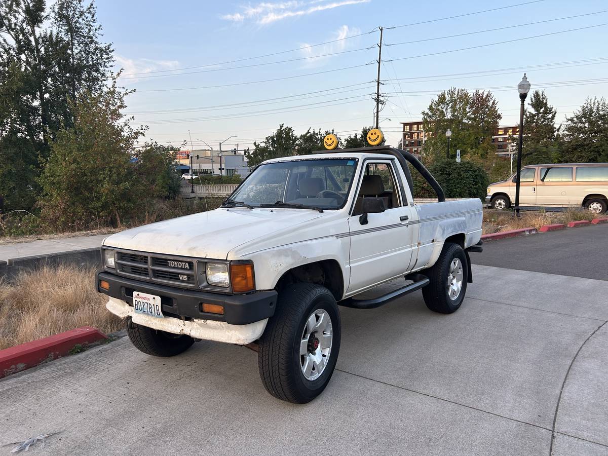 Toyota-pickup-1988-white