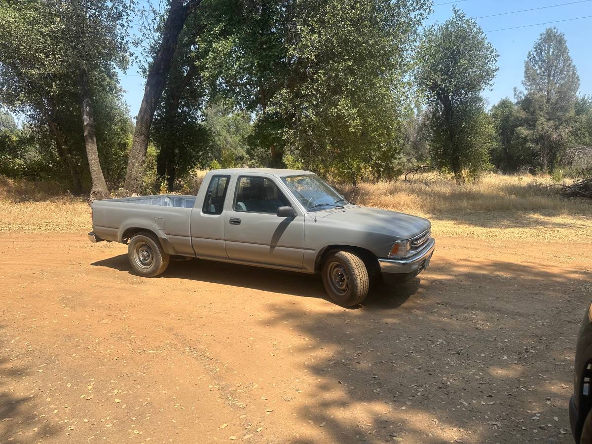 Toyota-pickup-1991-grey-1