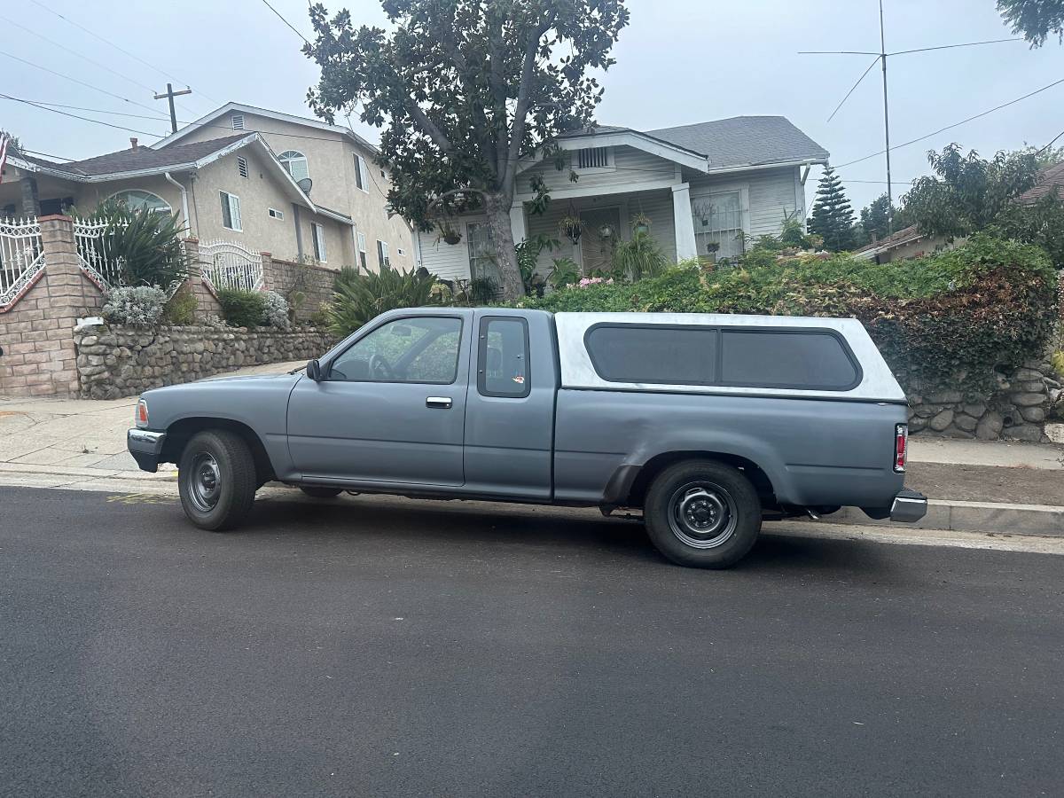 Toyota-pickup-1991-grey-2