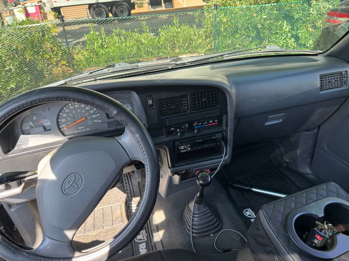 Toyota-pickup-1994-grey-6