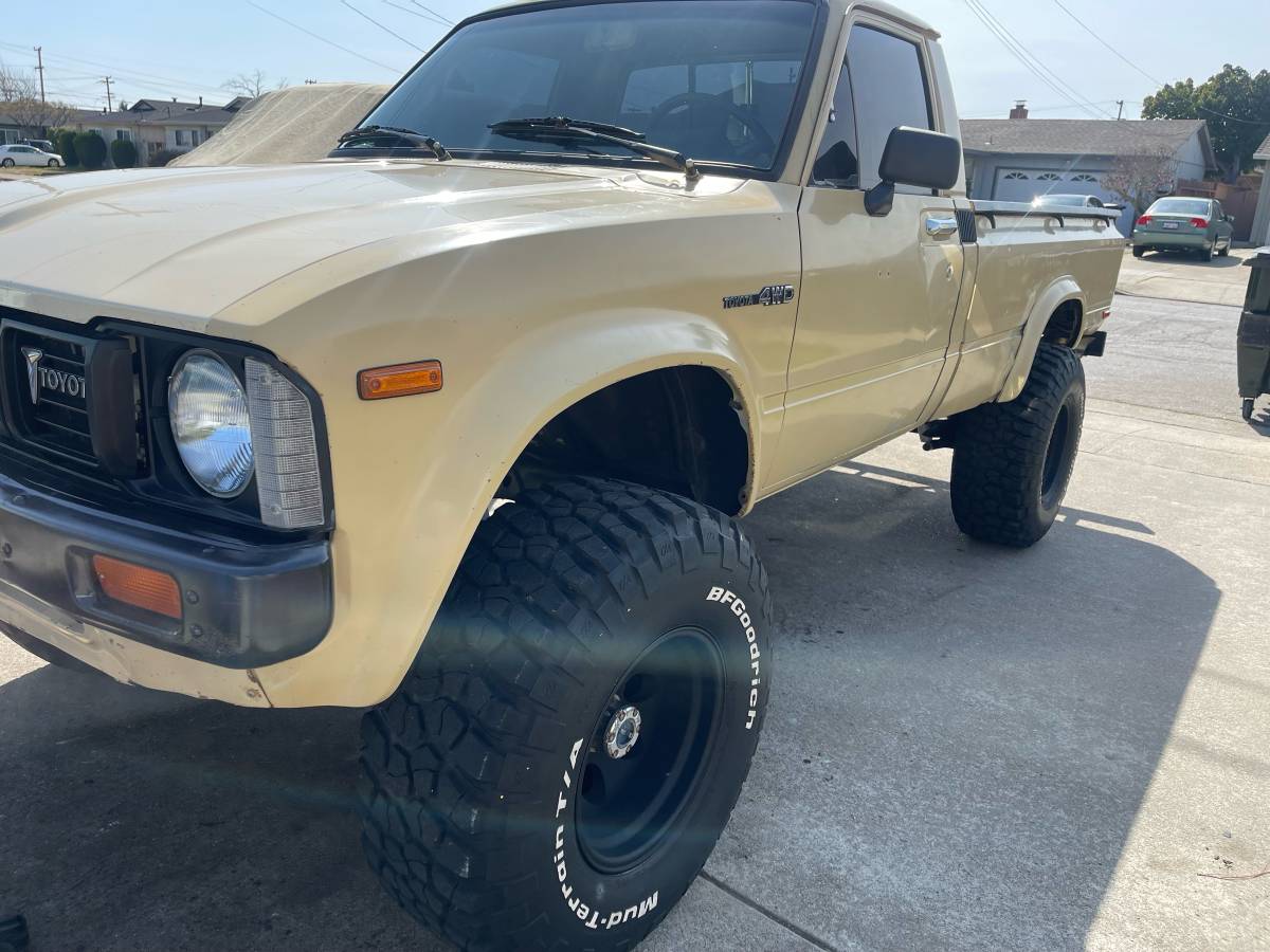 Toyota-pickup-4x4-1980-21