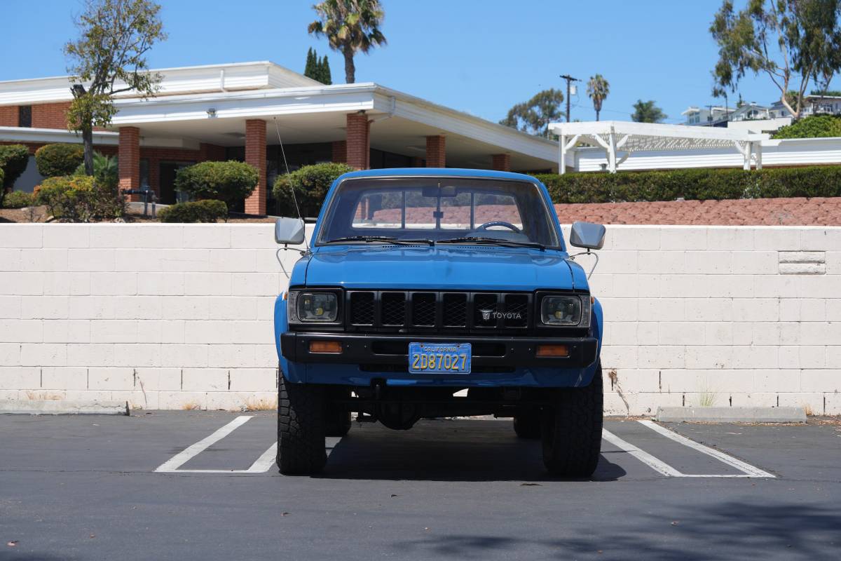 Toyota-pickup-4x4-1982-10