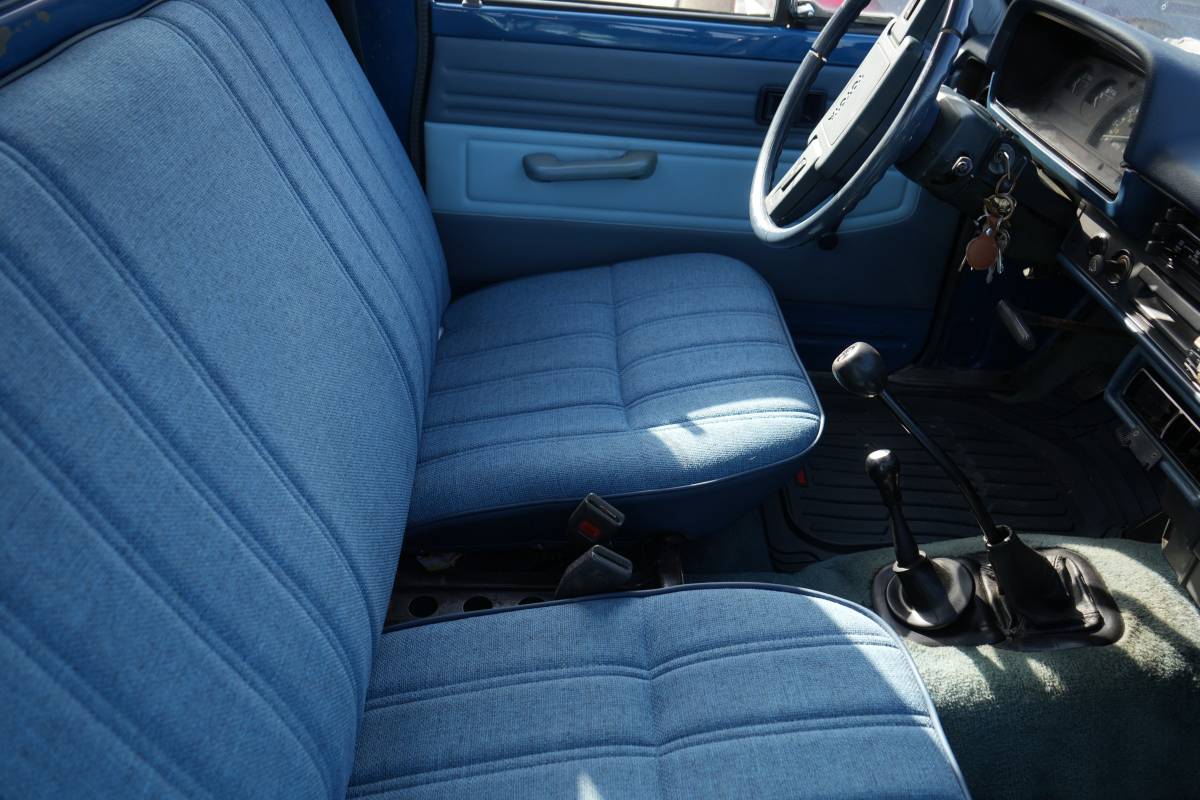 Toyota-pickup-4x4-1982-11
